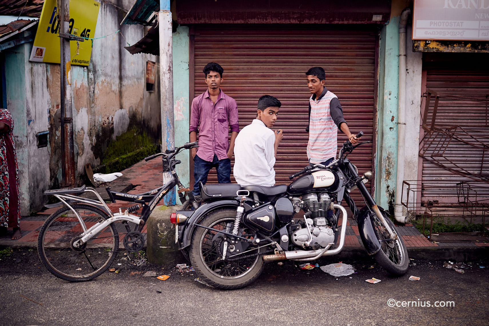 A street scene in Kerala, India | Juozas Cernius